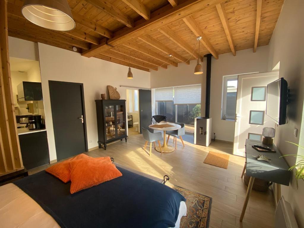 A La Belle Etoile Apartment Montbrison Bagian luar foto